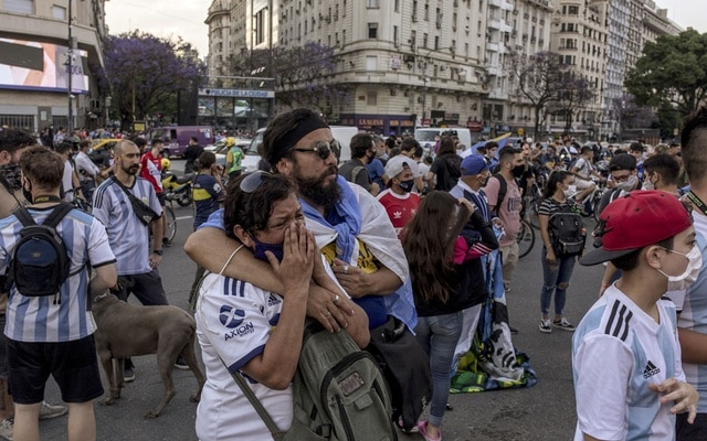 In Argentina, Maradona’s death sets off a vivid display of public grief