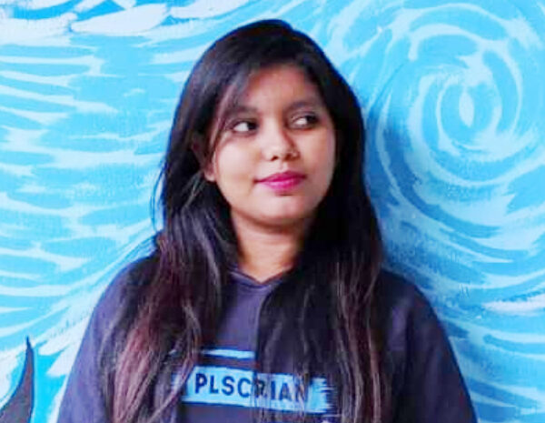 নির্যাতিত ছাত্রীর পা ধরে ক্ষমা চাইলেন সেই ছাত্রলীগ নেত্রী