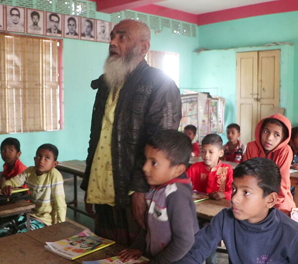 নাতির ছেলের সঙ্গে প্রথম শ্রেণিতে ভর্তি হলেন বৃদ্ধ মান্নান: রোল নং ৩৭