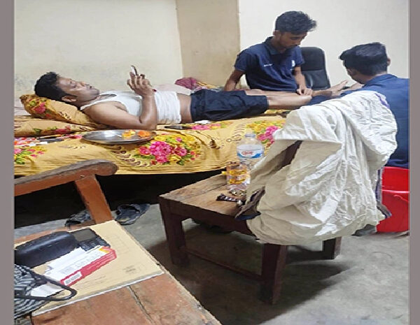 সভাপতির পা টিপছেন অন্য দুই ছাত্রলীগ নেতা