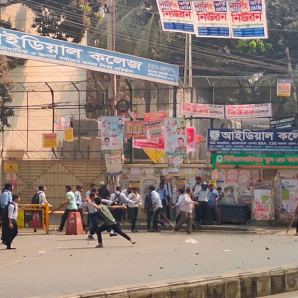 ঢাকা কলেজ ও আইডিয়াল শিক্ষার্থীদের সংঘর্ষ, বাস ভাঙচুর