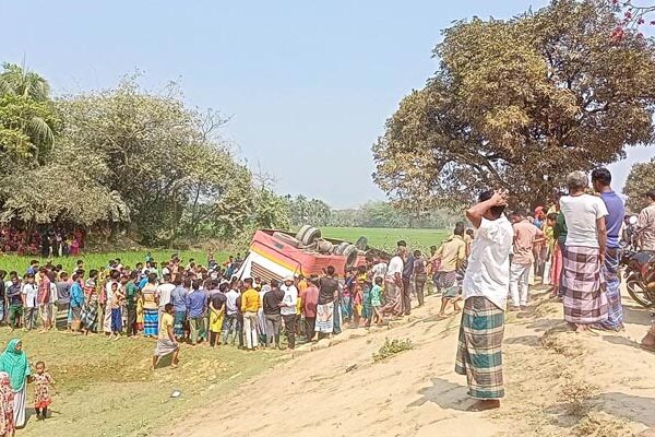 পিকনিক বাস উল্টে শিক্ষার্থী নিহত, আহত ৩০