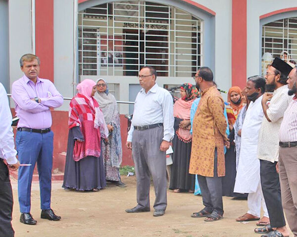 পুরো জাতীয় সংগীত গাইতে পারলেন না শিক্ষক,বেতন বন্ধ করলেন ডিসি