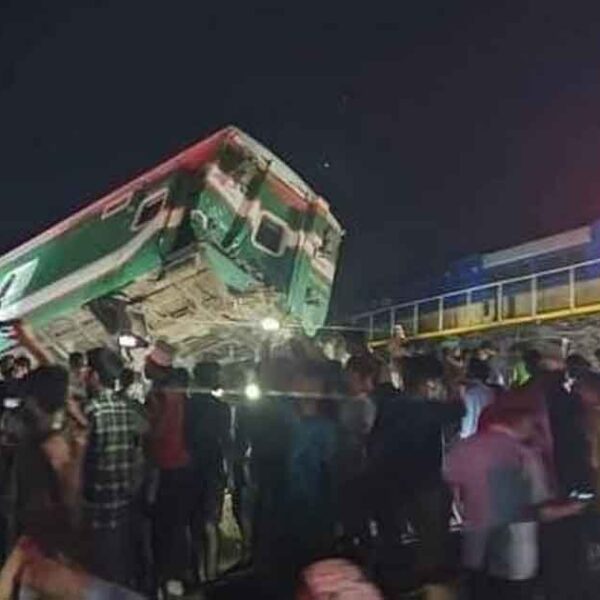 কুমিল্লায় দুই ট্রেনের মুখোমুখি সংঘর্ষ,আহত অনেক