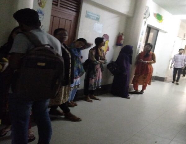 ক্লাসরুম সংকট, বাইরে দাঁড়িয়ে থাকেন পবিপ্রবি শিক্ষার্থীরা