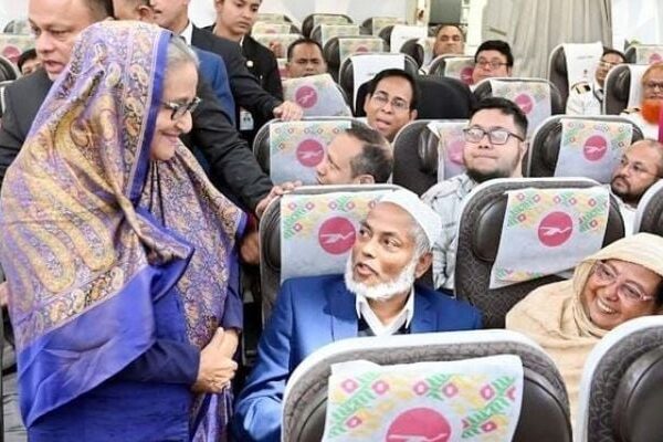 সাধারণ ফ্লাইটে প্রধানমন্ত্রী, যাত্রীরা অভিভূত