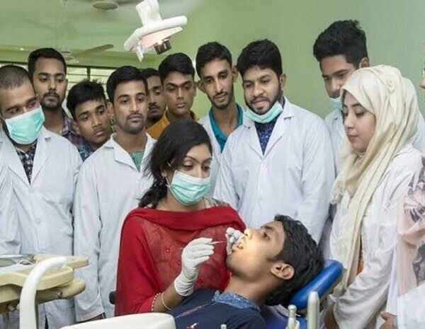 ডেন্টালে আসন ফাঁকা