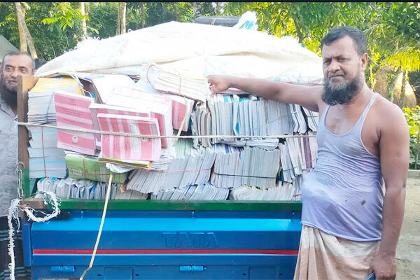 প্রধান শিক্ষকের বিরুদ্ধে সরকারি বই বিক্রির অভিযোগ