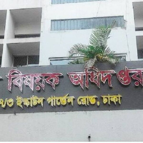 কেন্দ্রে আসার পর পরীক্ষা স্থগিত, বিক্ষোভে সারা দেশ থেকে আসা পরীক্ষার্থীরা