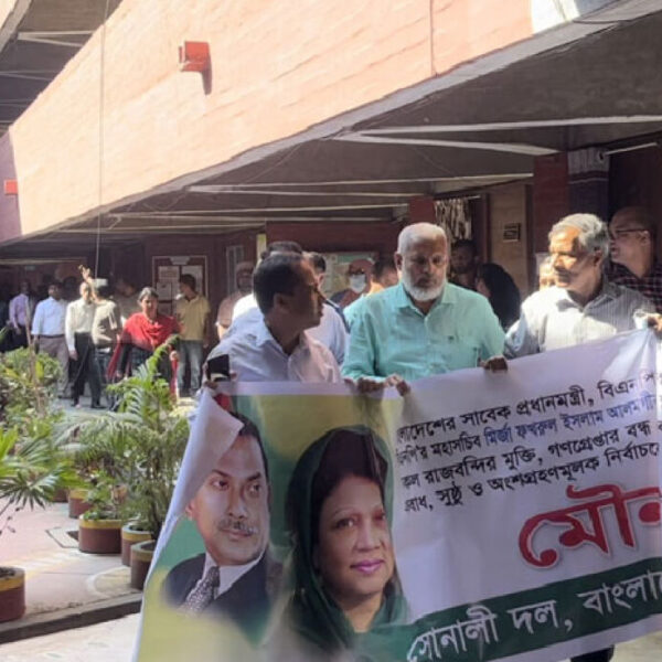 বাকৃবিতে বিএনপিপন্থী শিক্ষকদের মিছিলে ছাত্রলীগের ধাওয়া