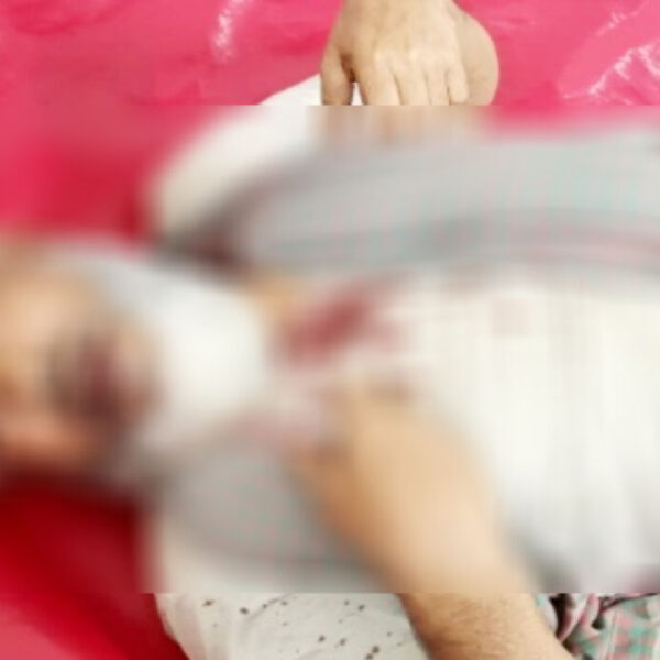 প্রাথমিক বিদ্যালয়ের প্রধান শিক্ষককে কুপিয়ে জখম