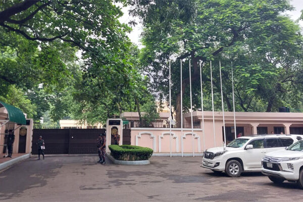 প্রধান উপদেষ্টার সঙ্গে বৈঠকে বসেছেন সচিবরা