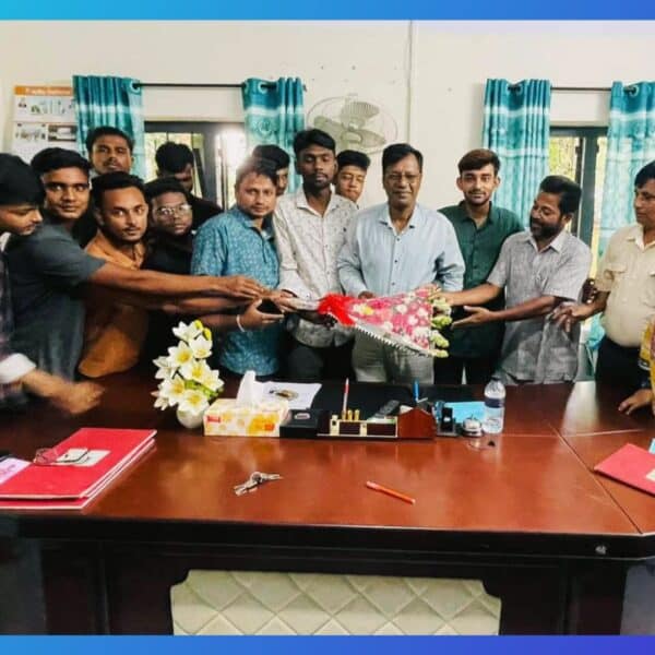 ছাত্রদলের পক্ষ থেকে জীবননগর পৌর ডিগ্রি কলেজের অধ্যক্ষকে ফুলেল শুভেচ্ছা