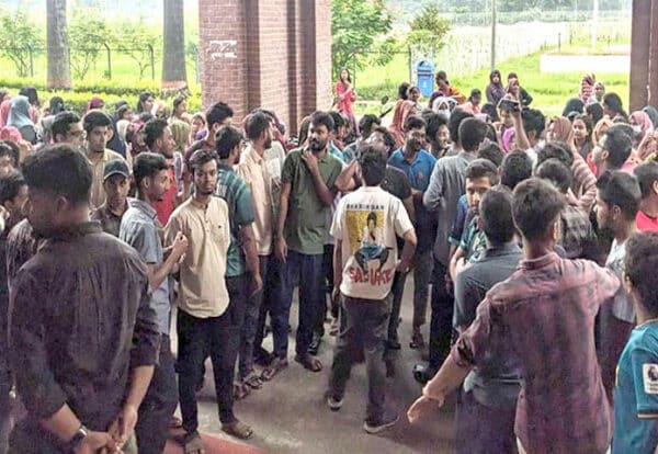 শেকৃবি শিক্ষার্থীদের স্লোগান ‘তুমি কে আমি কে? আদুভাই আদুভাই’