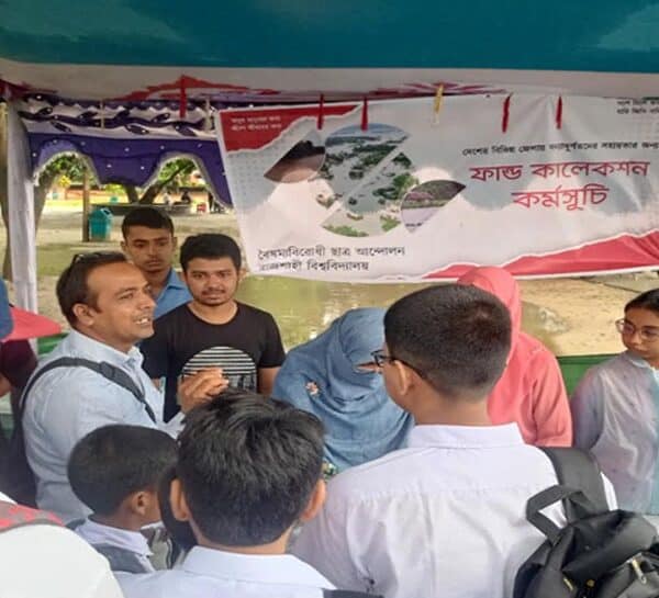 বৃষ্টির মধ্যেও থেমে নেই রাবি-রুয়েট শিক্ষার্থীদের ত্রাণ সংগ্রহ কার্যক্রম