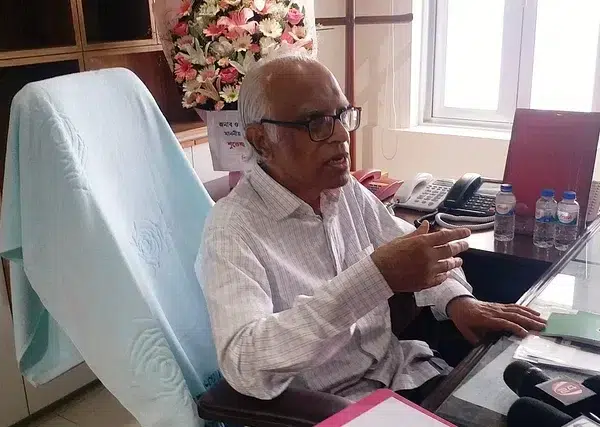 যত দূর পারি আগের শিক্ষাক্রমে ফিরে যাব, তবে শিক্ষার্থীদের যাতে অস্বস্তি না হয়: শিক্ষা উপদেষ্টা