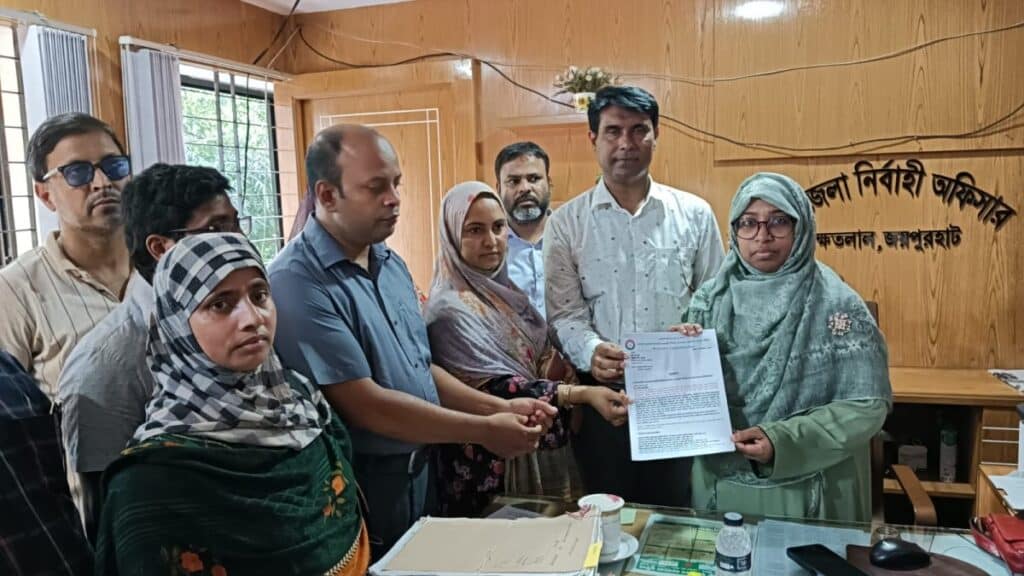 জয়পুরহাটের দশম গ্রেড বাস্তবায়নের দাবিতে মানববন্ধন