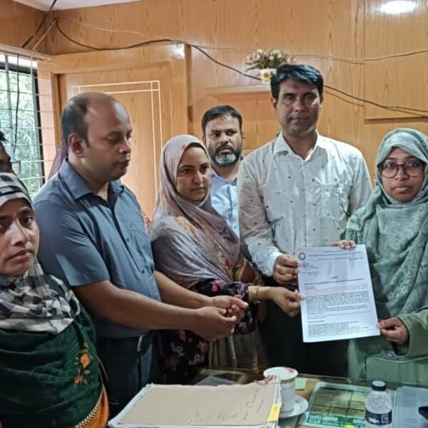 জয়পুরহাটের দশম গ্রেড বাস্তবায়নের দাবিতে মানববন্ধন