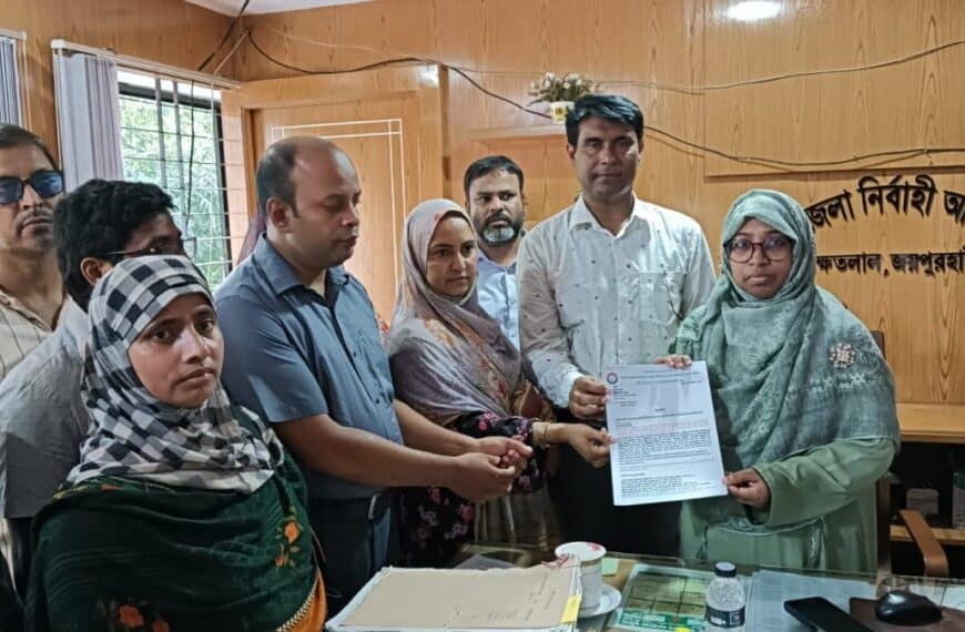 জয়পুরহাটের দশম গ্রেড বাস্তবায়নের দাবিতে মানববন্ধন