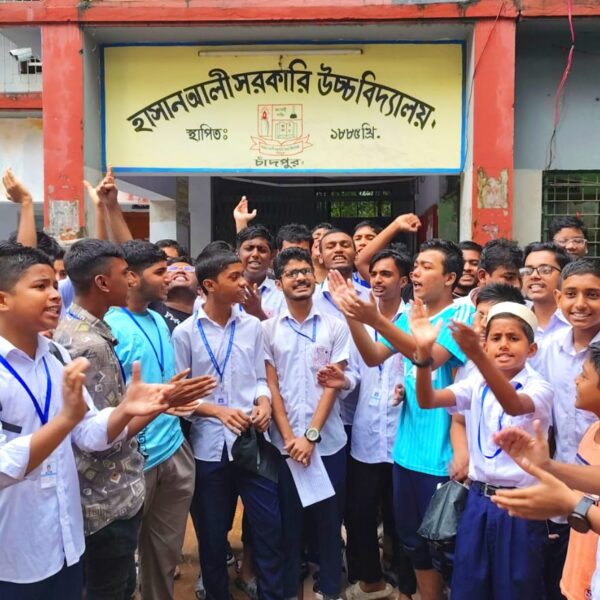 প্রধান শিক্ষকের পদত্যাগ দাবিতে চাঁদপুরে বিক্ষোভ