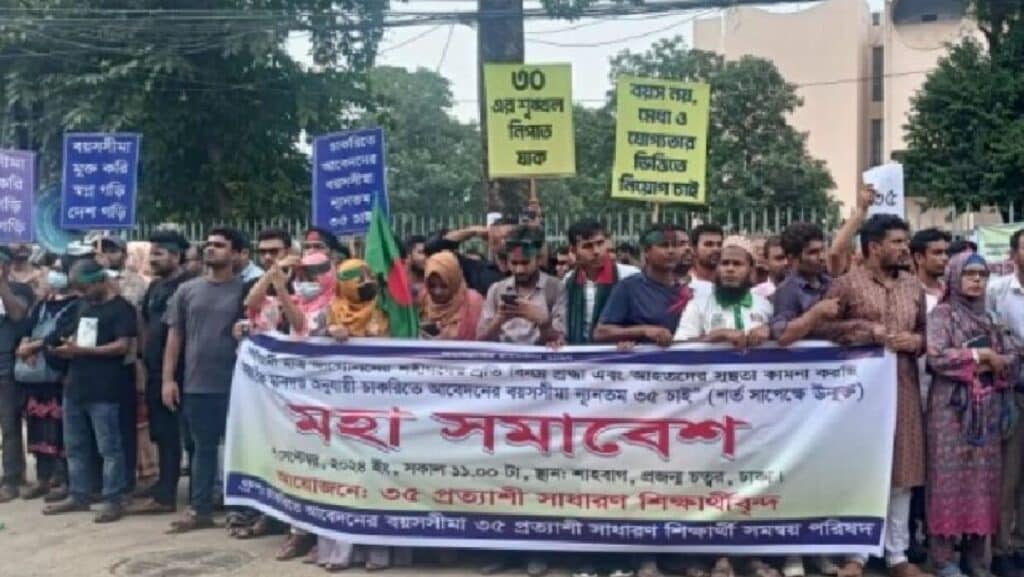 চাকরিতে বয়সসীমা বাড়ানোর দাবিতে দ্বিতীয় দিনের মতো জড়ো হচ্ছেন শাহবাগে