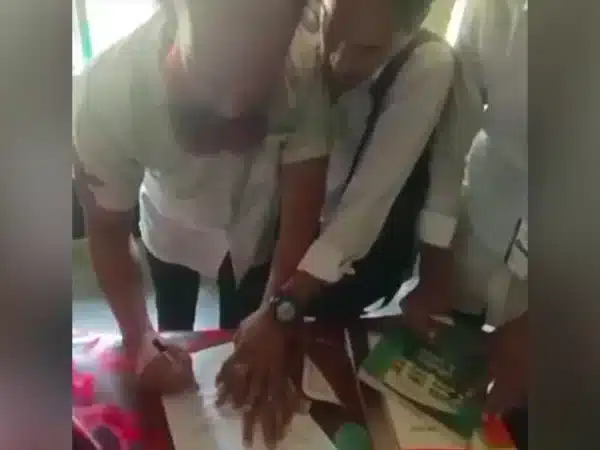 অধ্যক্ষকে হাতুড়ি দিয়ে পেটাল শিক্ষার্থীরা, জোর করে পদত্যাগপত্রে সই