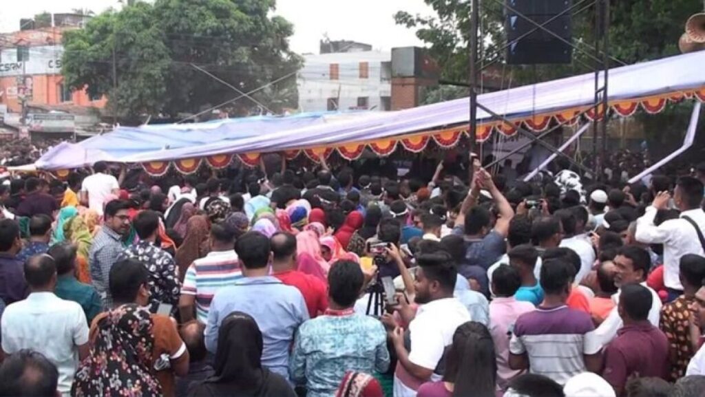 বিএনপির সমাবেশের মঞ্চ ভেঙে আহত ১২