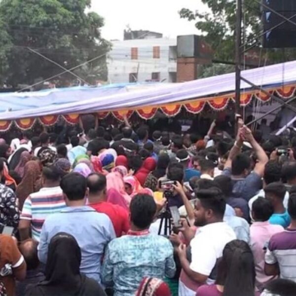 বিএনপির সমাবেশের মঞ্চ ভেঙে আহত ১২
