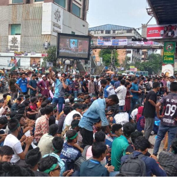 সাত কলেজ শিক্ষার্থীদের সায়েন্সল্যাব মোড় অবরোধ