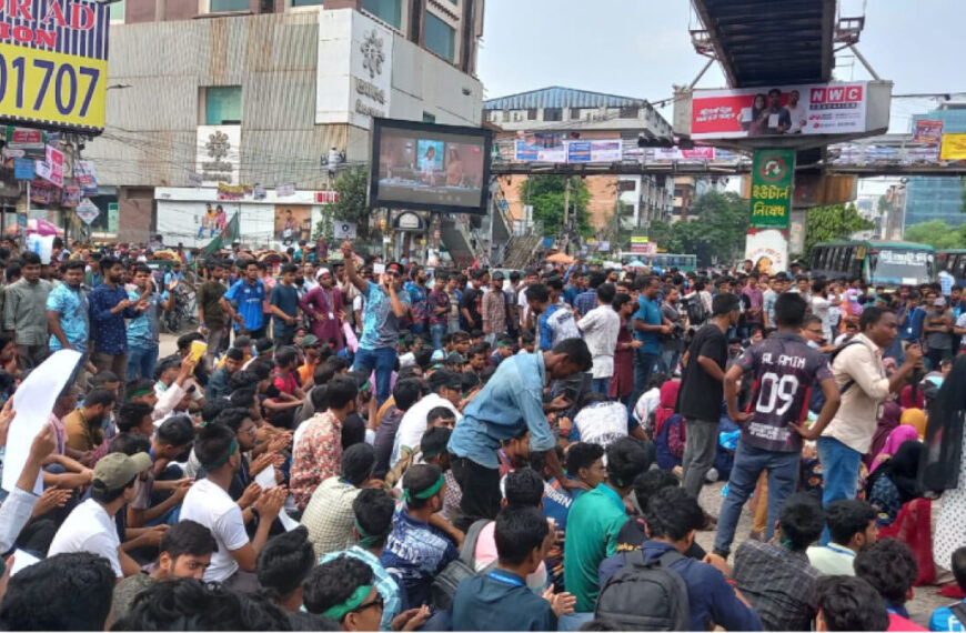 সাত কলেজ শিক্ষার্থীদের সায়েন্সল্যাব মোড় অবরোধ