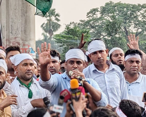 দাবি বাস্তবায়নের জন্য ১৫ দিনের আল্টিমেটাম দিয়ে শাহবাগ ছাড়লেন আউটসোর্সিং কর্মীরা
