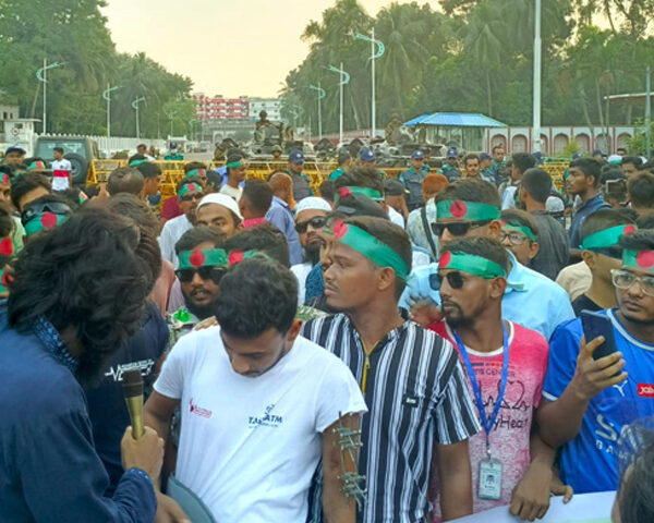 পদ ছাড়তে রাষ্ট্রপতিকে ২৪ ঘণ্টার আল্টিমেটাম