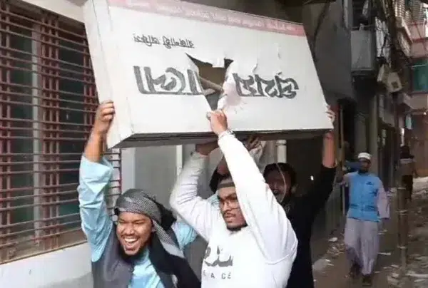 রাজশাহীতে প্রথম আলো অফিসের সাইনবোর্ড খুলে নিল বিক্ষোভকারীরা