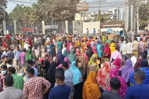 আশুলিয়ায় বকেয়া বেতনের দাবিতে শ্রমিকদের নবীনগর-চন্দ্রা মহাসড়ক অবরোধ