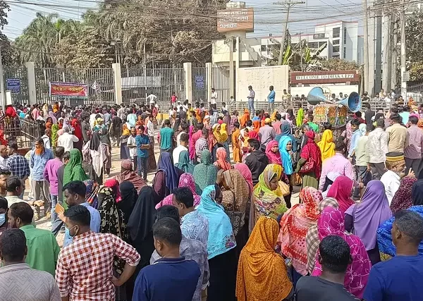 আশুলিয়ায় বকেয়া বেতনের দাবিতে শ্রমিকদের নবীনগর-চন্দ্রা মহাসড়ক অবরোধ