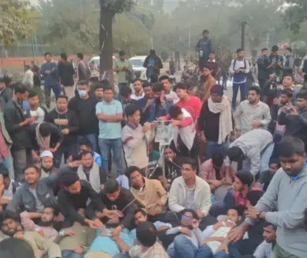 সচিবালয়ের সামনে অনশনে জবির শিক্ষার্থীরা