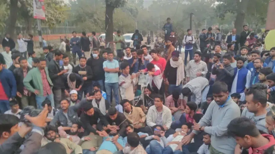 সচিবালয়ের সামনে অনশনে জবির শিক্ষার্থীরা