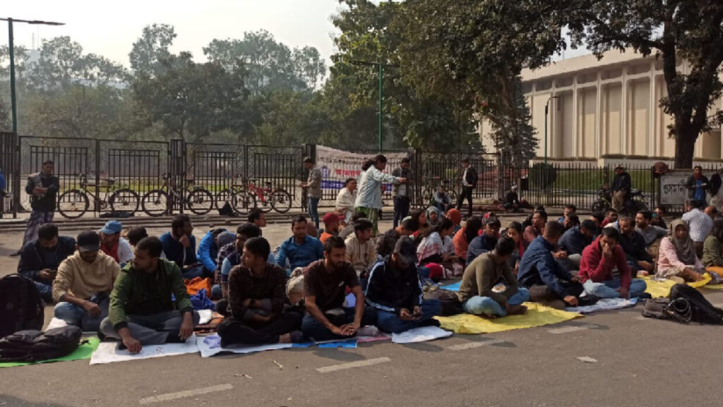 চাকরি পুনর্বহালের দাবিতে আমরণ অনশনে এসআইরা