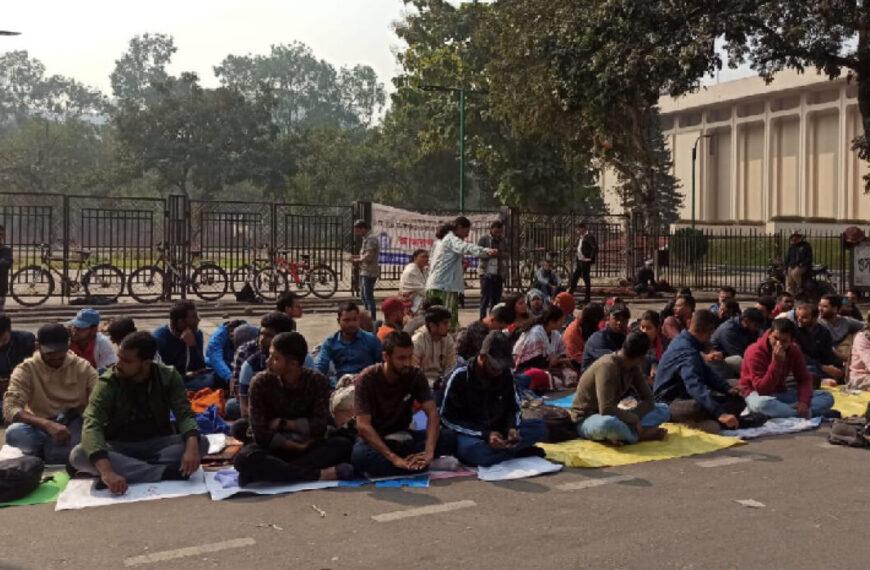 চাকরি পুনর্বহালের দাবিতে আমরণ অনশনে এসআইরা