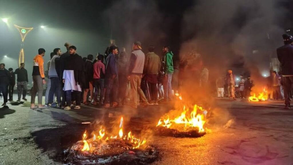 রাবিতে কলেজ শিক্ষার্থীর মৃত্যু: মহাসড়ক অবরোধ করে স্থানীয়দের বিক্ষোভ