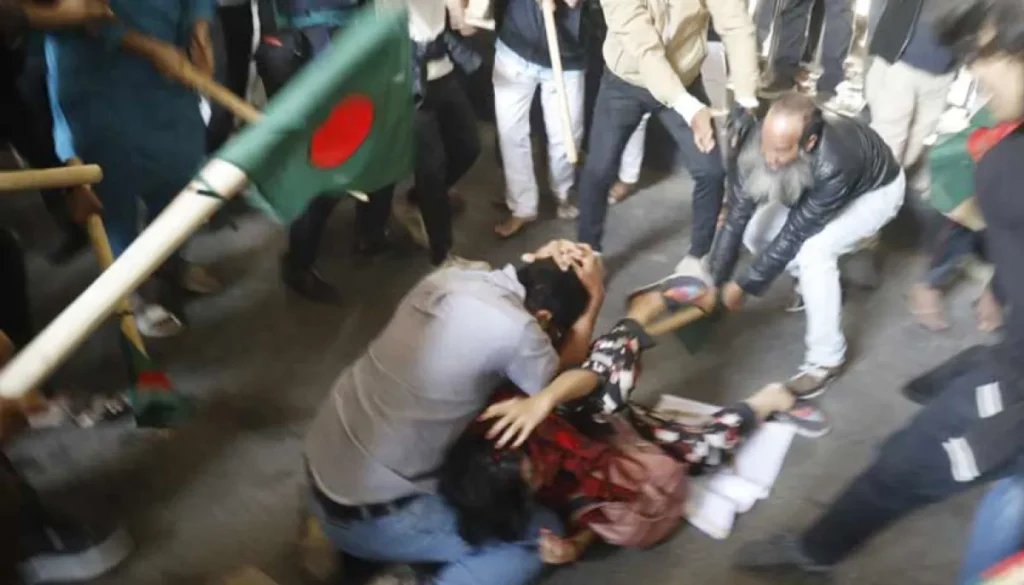 পাঠ্যবইয়ে আদিবাসী গ্রাফিতি পুনর্বহালের দাবির কর্মসূচিতে হা*মলা