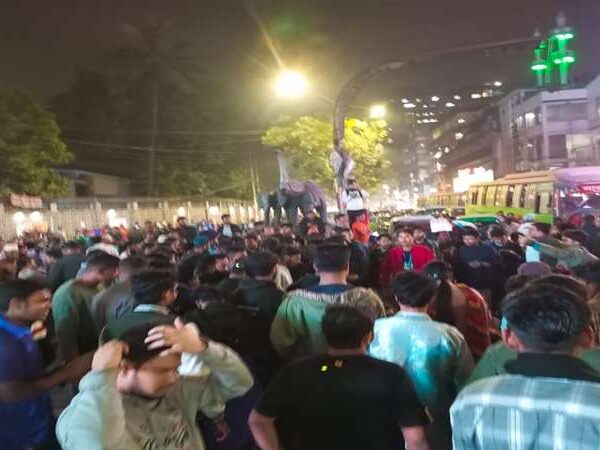 ফের ৫ দফা দাবিতে শিক্ষার্থীদের নীলক্ষেত অবরোধ