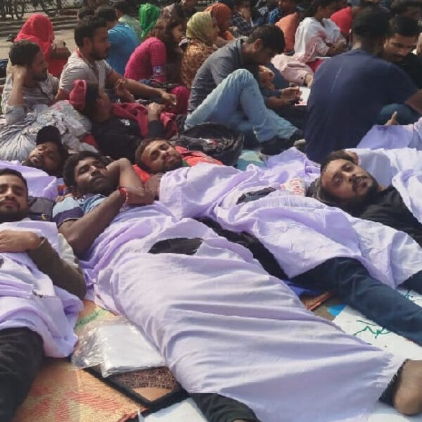 কাফনের কাপড় জড়িয়ে আমরণ অনশনে অব্যাহতিপ্রাপ্ত এসআইরা