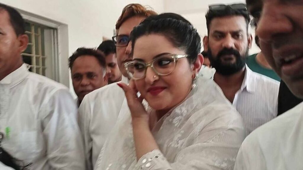 আত্মসমর্পণ করে জামিন পেলেন পরীমণি
