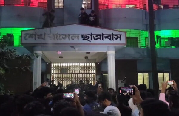 পাবিপ্রবিতে হলের নামফলক ভেঙ্গে দিলেন শিক্ষার্থীরা