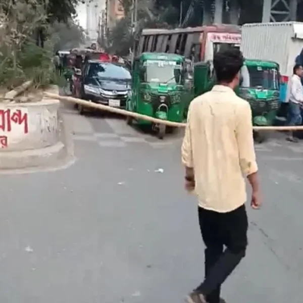 সরকারের বিবৃতি প্রত্যাখ্যান, সড়ক অবরোধ শিক্ষার্থীদের