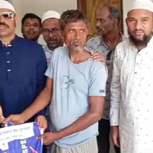 শেখ হাসিনার পক্ষ থেকে ঈদ উপহার বিতরণ, গ্রেপ্তার ৪