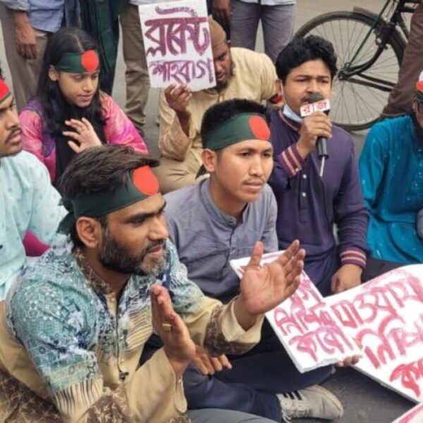 আওয়ামী লীগ নিষিদ্ধের দাবিতে শাহবাগে অবস্থান