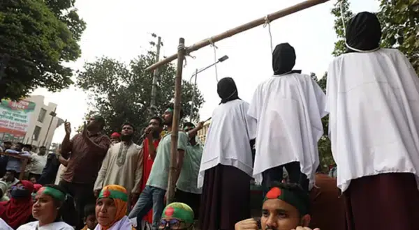 নিয়োগের দাবিতে শাহবাগে প্রতীকী ফাঁসি নিলেন প্রাথমিক শিক্ষকরা