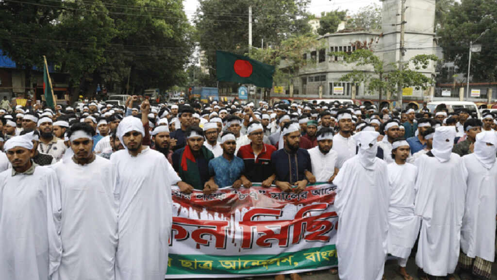 সারা দেশে পলিটেকনিক শিক্ষার্থীদের কাফন পরে গণমিছিল